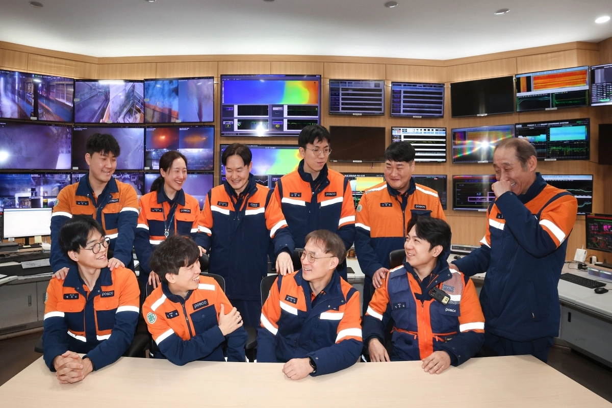 포스코 포항제철소 소결공정 스마트 제어 시스템 개발진. 포스코 제공