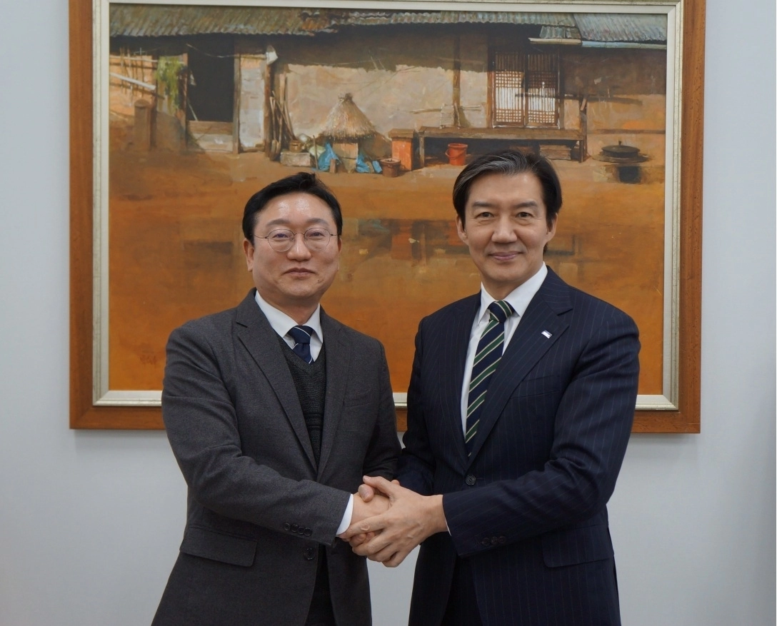명창환 전 전남도행정부지사가 조국혁신당에 입당한 후 조국 대표와 사진촬영 하고 있다. 명창환 제공