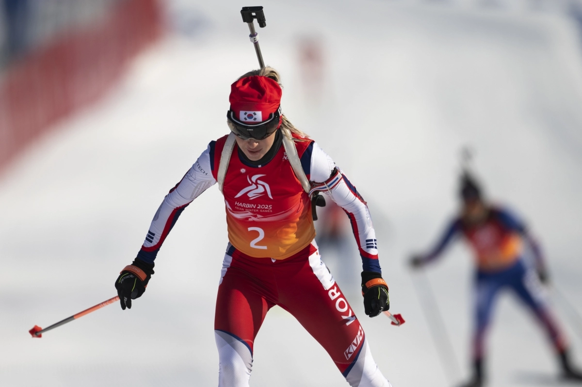 러시아에서 태어난 대한민국 국가대표 바이애슬론 선수 예카테리나 압바꾸모바가 지난해 2월 중국 헤이룽장성 야부리 스키리조트에서 열린 ‘2025 하얼빈 동계아시안게임’ 바이애슬론 여자 7.5㎞ 스프린트에서 역주하고 있다.  야부리 신화 뉴시스