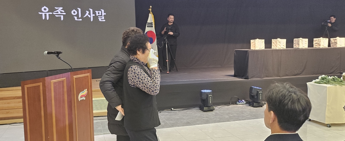 경산 코발트광산서 희생된 서귀면 동홍리 출신 송두선(당시 29세) 씨의 딸 김유아씨가 인사말을 한 뒤 눈물을 흘리며 들어가고 있다. 제주 강동삼 기자