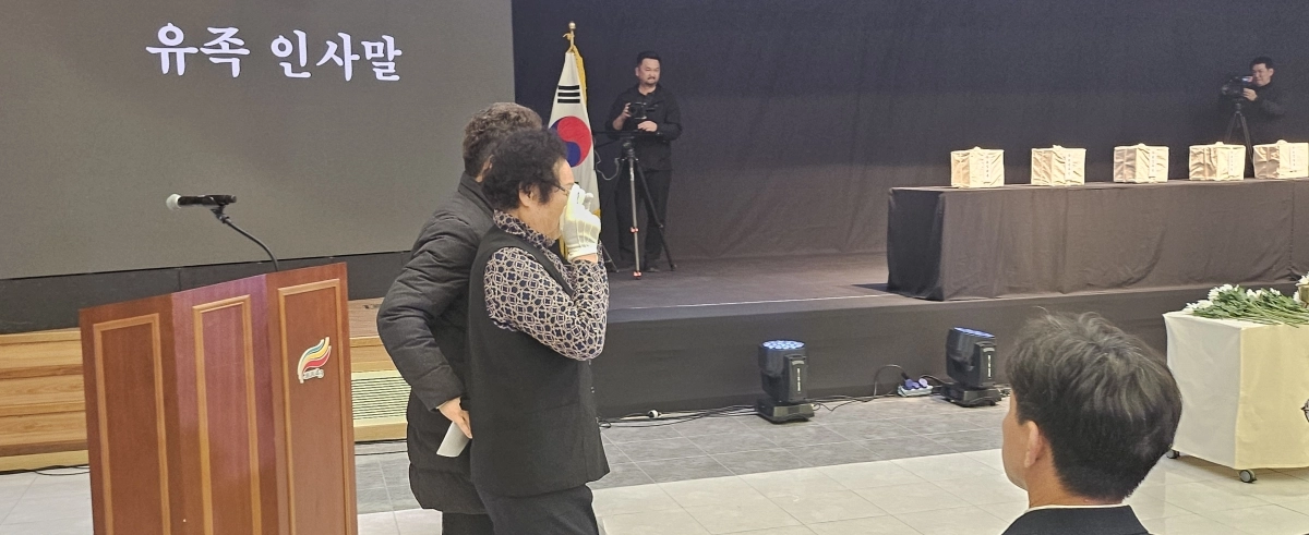 경산 코발트광산서 희생된 서귀면 동홍리 출신 송두선(당시 29세) 씨의 딸 김유아씨가 인사말을 한 뒤 눈물을 흘리며 들어가고 있다. 제주 강동삼 기자