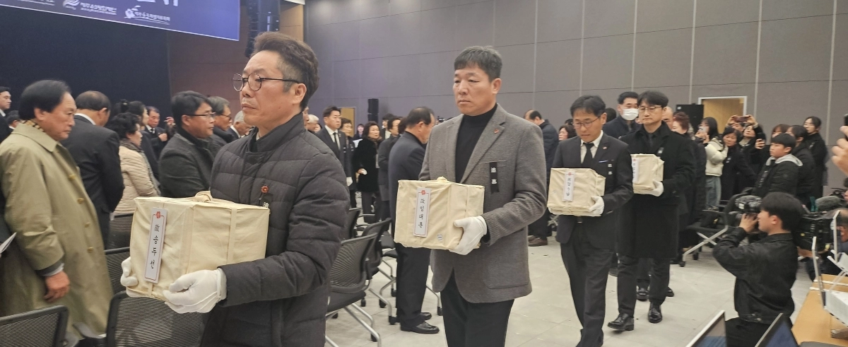 제주도와 제주4·3평화재단이 3일 제주4·3평화공원 평화교육센터에서 연 ‘2025년 4·3 희생자 유해발굴 및 유전자 감식 사업’ 신원확인 결과 보고회에서 이름을 되찾은 유해함을 들고 봉안관으로 향하고 있다. 제주 강동삼 기자