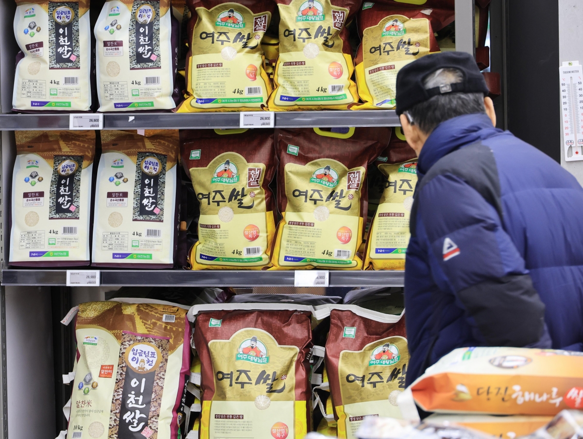 서울 시내 대형마트에서 쇼핑객이 쌀을 살펴보고 있다.  연합뉴스