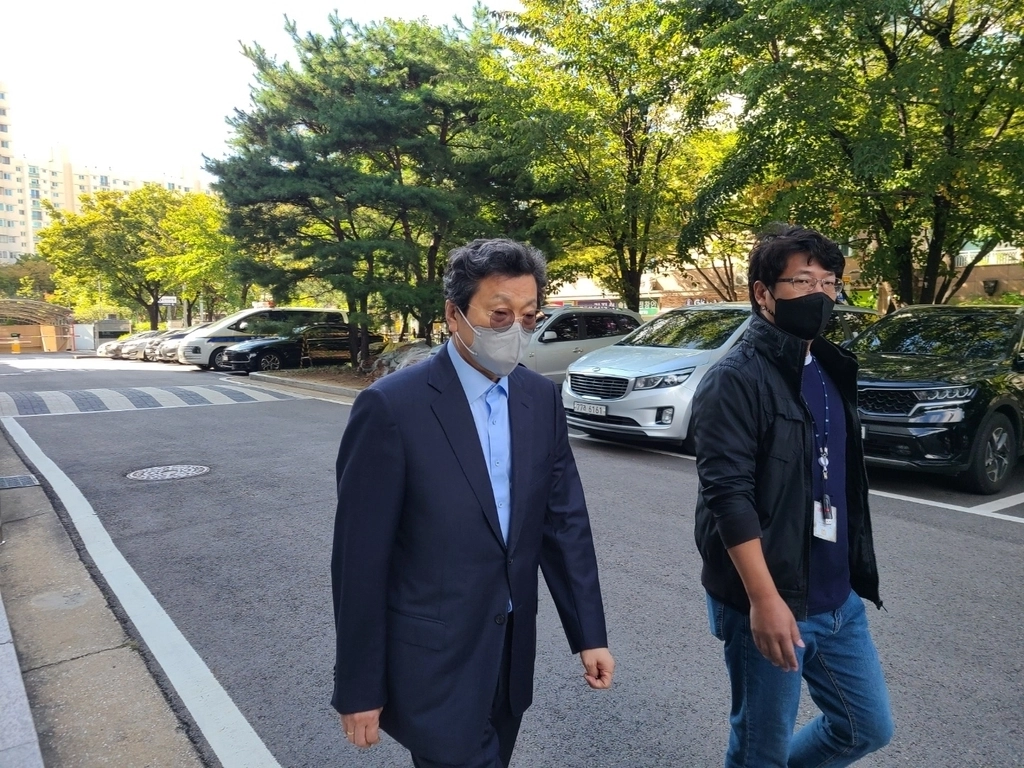 서울남부지법은 3일 강영권 전 에디슨모터스 대표에게 징역 3년에 벌금 5억원 선고했다. 사진은 강 전 대표가 2022년 10월 7일 서울남부지법에서 열리는 구속 전 피의자 심문(영장실질심사)에 출석하는 모습. 연합뉴스