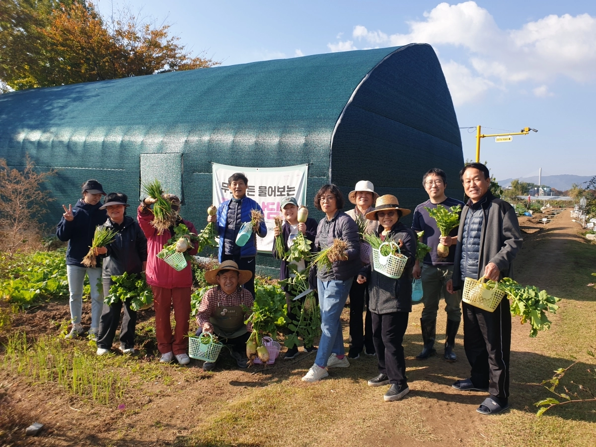 지난해 서울 강동구 ‘매력텃밭교실’에 참가한 시민들이 기념 촬영을 하고 있다. 서울시 제공