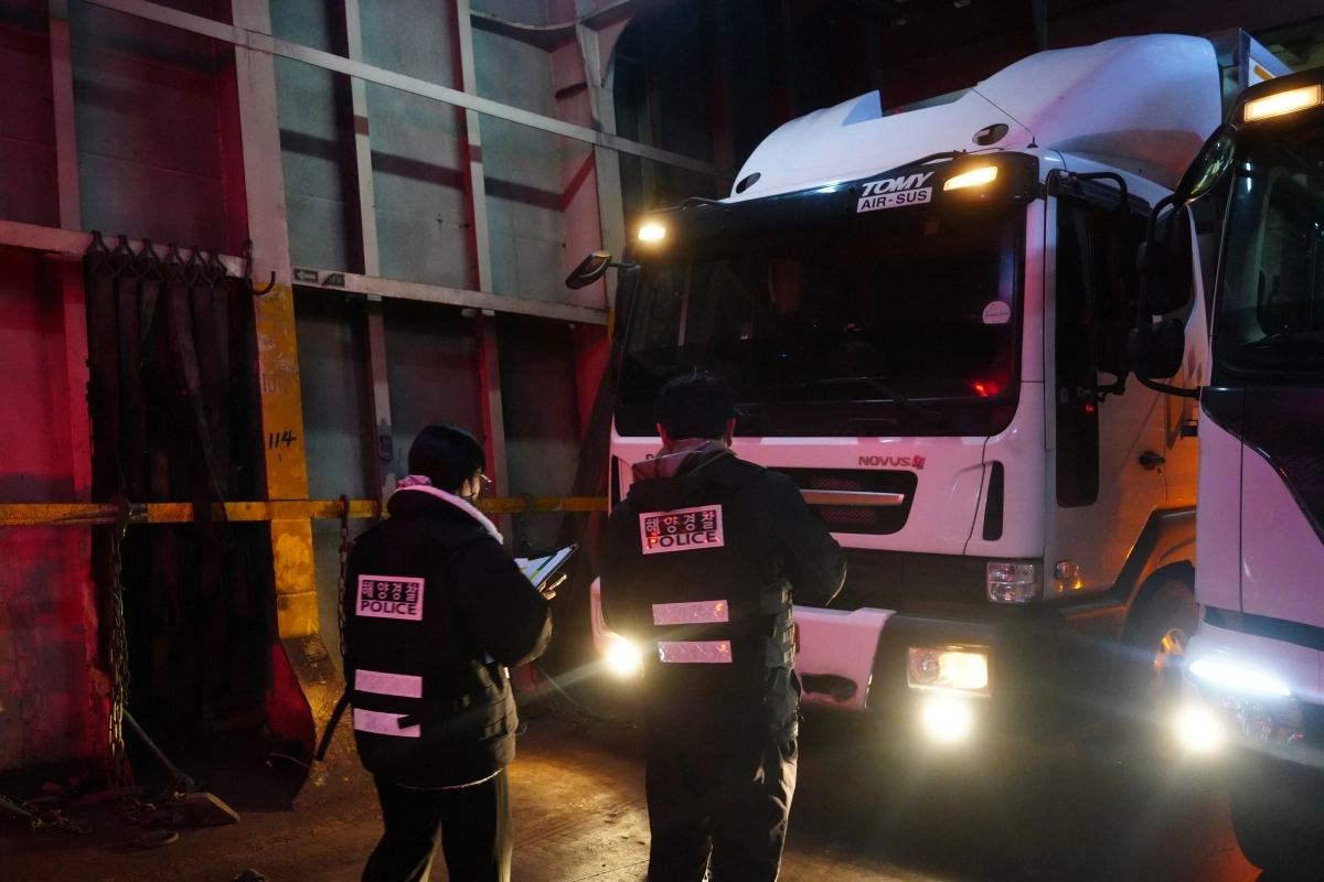 목포해경이 승선 정원을 초과해 태우고 운항한 화물선늘 적발하고 있다. (목포해경 제공)