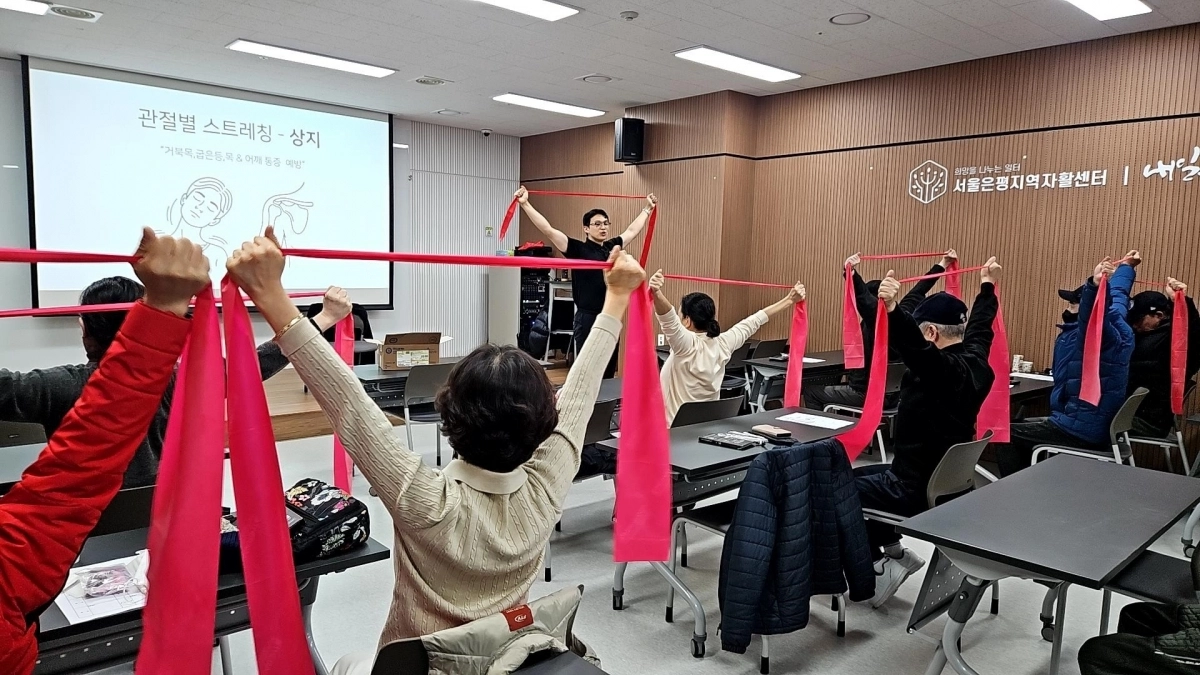 지난달 서울 은평구청 관계자가 서울은평지역자활센터에서 자활사업 참여 시민에게 희망리셋 교육을 진행하고 있다. 은평구 제공