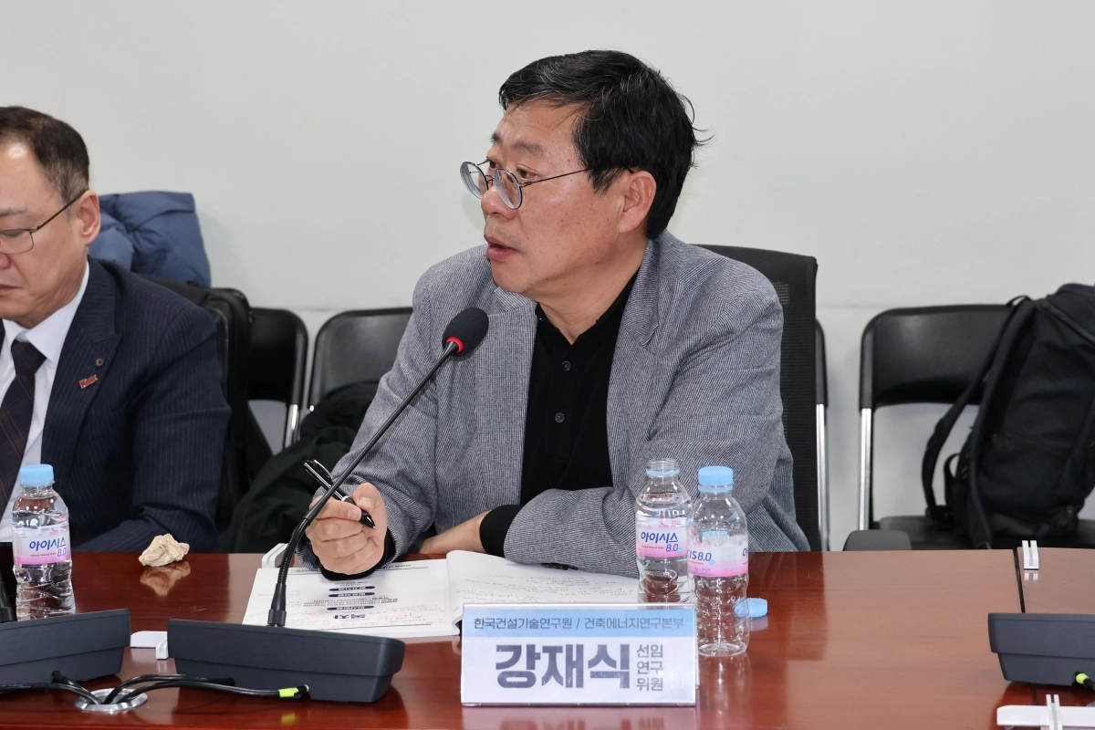 강재식 한국건설기술연구원 선임연구위원이 3일 국회 의원회관에서 열린 ‘친환경 고성능 건축 구현을 위한 단열재 정책개선 및 제도화 방안’ 간담회에서 발언하고 있다.