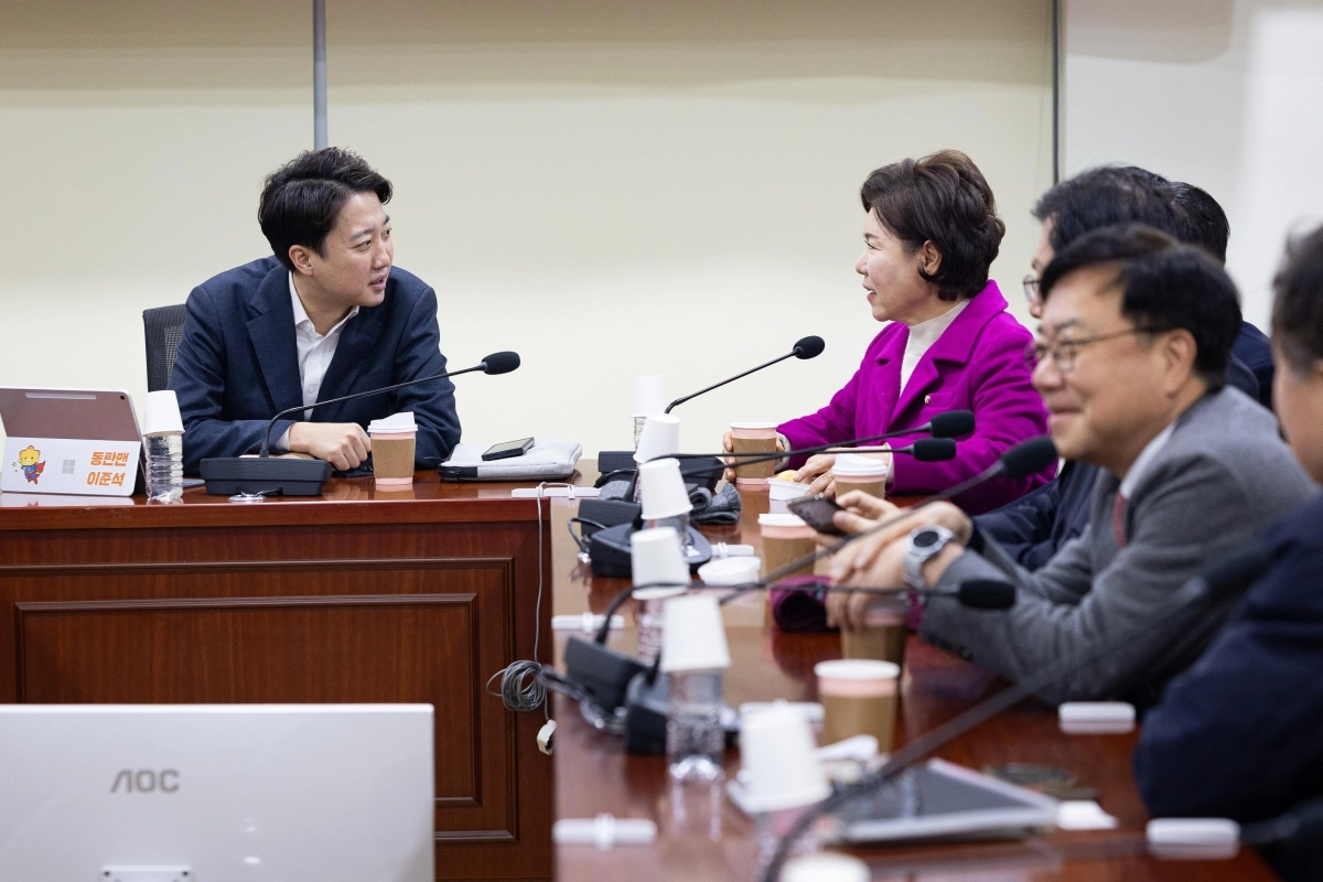 이준석(왼쪽) 개혁신당 대표가 3일 국민의힘 초재선 모임인 ‘대안과 미래’가 국회에서 주최한 ‘위기의 한국 보수에 대한 진단과 해법’ 토론회에 참석해 조은희 국민의힘 의원과 대화하고 있다. 뉴스1