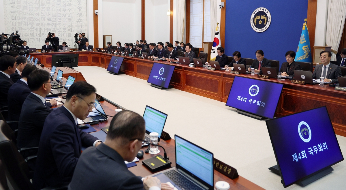 이재명 대통령이 3일 청와대에서 열린 국무회의에서 발언하고 있다. 이 대통령은 회의에서 오는 5월 9일 끝나는 다주택자 양도소득세 중과 유예와 관련한 보완 방안 등을 보고받았다. 뉴스1
