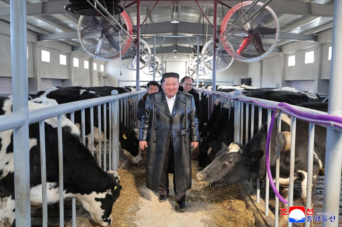 지난 2일 김정은 북한 국무위원장이 삼광축산농장 조업식에 참석해 현장을 둘러보고 있는 모습. 평양 조선중앙통신 연합뉴스