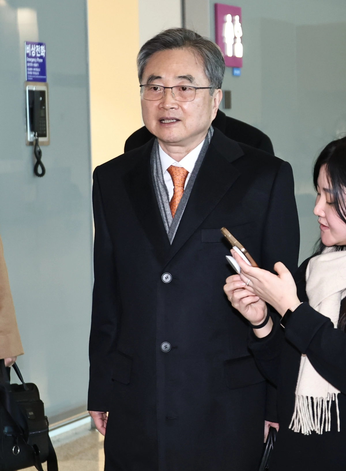 조현 외교부 장관이 3일 마코 루비오 미국 국무부 장관과 한미외교장관회담을 갖기 위해 미국 워싱턴DC로 출국하며 취재진 질문에 답하고 있다. 2026.2.3  연합뉴스