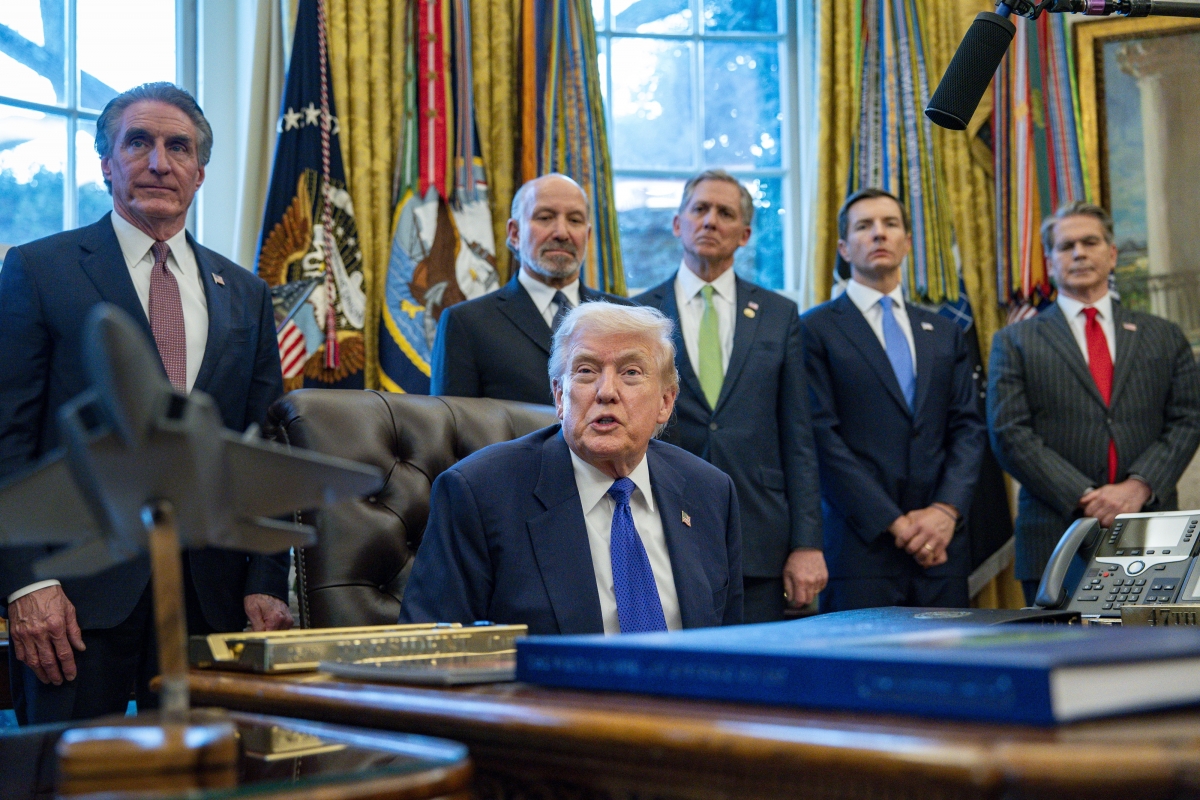 트럼프, 희토류 등 광물 17조원 비축 ‘프로젝트 볼트’ 발표