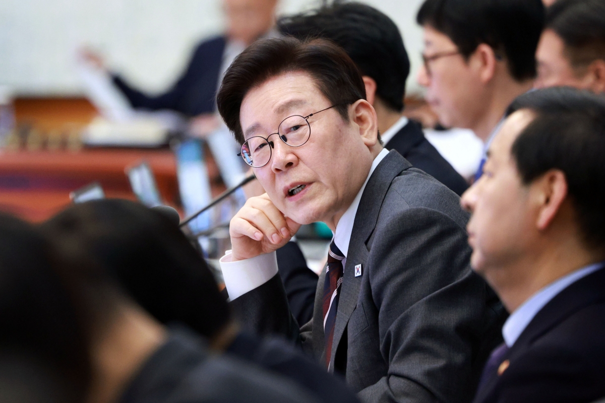 이재명 대통령이 3일 청와대에서 국무회의를 주재하고 있다. 이 대통령은 이날 다주택자 양도소득세 중과 유예 종료와 관련된 대책을 보고받은 뒤 “5월 9일 (종료는) 변하지 않는다”고 못박았다. 뉴시스