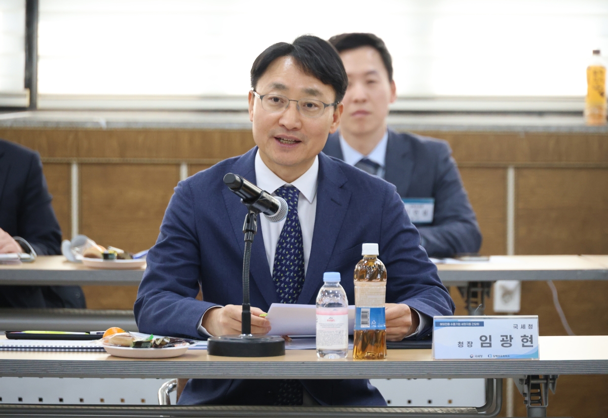 임광현 국세청장이 경남 김해상공회의소에서 열린 ‘해외 진출·수출기업 세정 지원 간담회’에서 인사말을 하고 있다. 연합뉴스