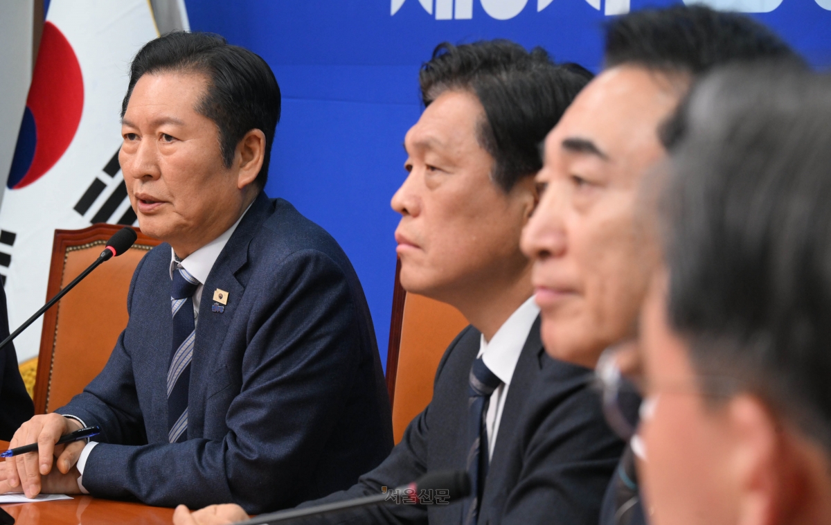 정청래 더불어민주당 대표가 3일  국회에서 1인 1표제 관련 당헌 개정안 중앙위원회 가결에 따른 입장을 밝히고 있다. 2026.2.3 안주영 전문기자