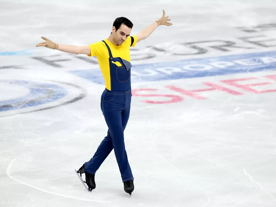 스페인 피겨스케이팅 남자 싱글 국가대표 과리노 사바테가 인기 애니메이션 ‘미니언즈’의 캐릭터 복장을 하고 연기를 펼치고 있다. EPA 연합뉴스