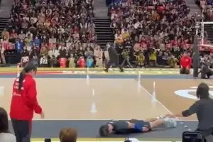 다 보는 앞에서 日 배구선수 바닥에 ‘쿵’ 엎드려 ‘슝’…“참치냐” 전 세계 난리