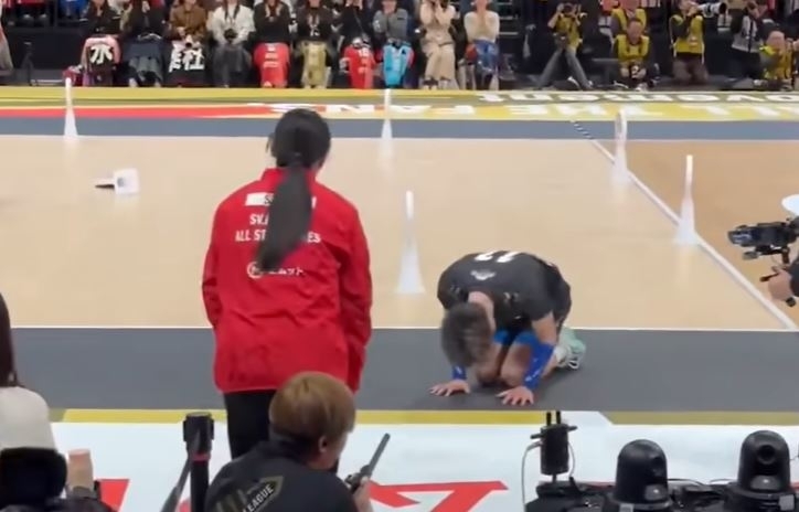 일본 배구 선수 니시다 유지(26)가 심판에게 공을 맞힌 뒤 바닥에 코를 박고 미끄러지며 다가가는 모습(위)과 무릎을 꿇고 사과하는 모습(아래).