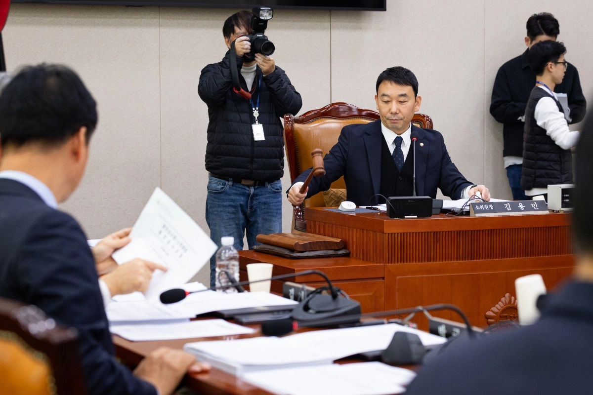 김용민 국회 법제사법위원회 법안심사제1소위원장이 3일 서울 여의도 국회에서 열린 제432회 국회(임시회) 법제사법위원회 제1차 법안심사제1소위원회에서 의사봉을 두드리고 있다. 2026.2.3 뉴스1