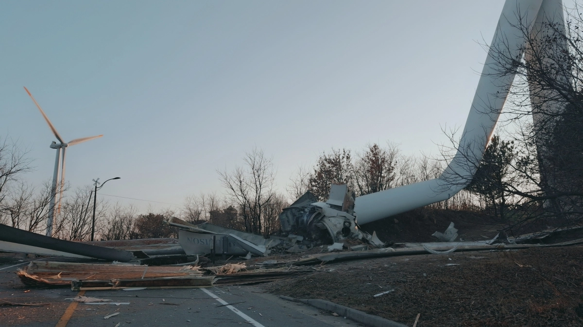 경북 영덕군 영덕읍 창포리 풍력발전단지에서 지난 2일 풍력발전기 1기가 꺾여 도로 위로 쓰러졌다. 경북소방본부 제공