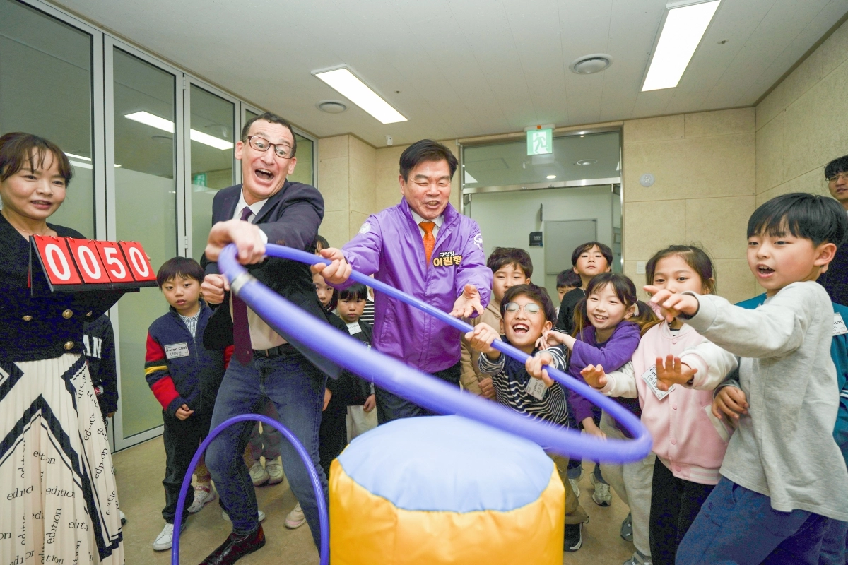 이필형(가운데·보라색 상의) 동대문구청장이 지난해 4월 답십리영화미디어아트센터에서 원어민 강사, 아이들과 함께 체험형 영어 프로그램 ‘영어랑 놀이랑’에 참여하고 있다.  동대문구 제공