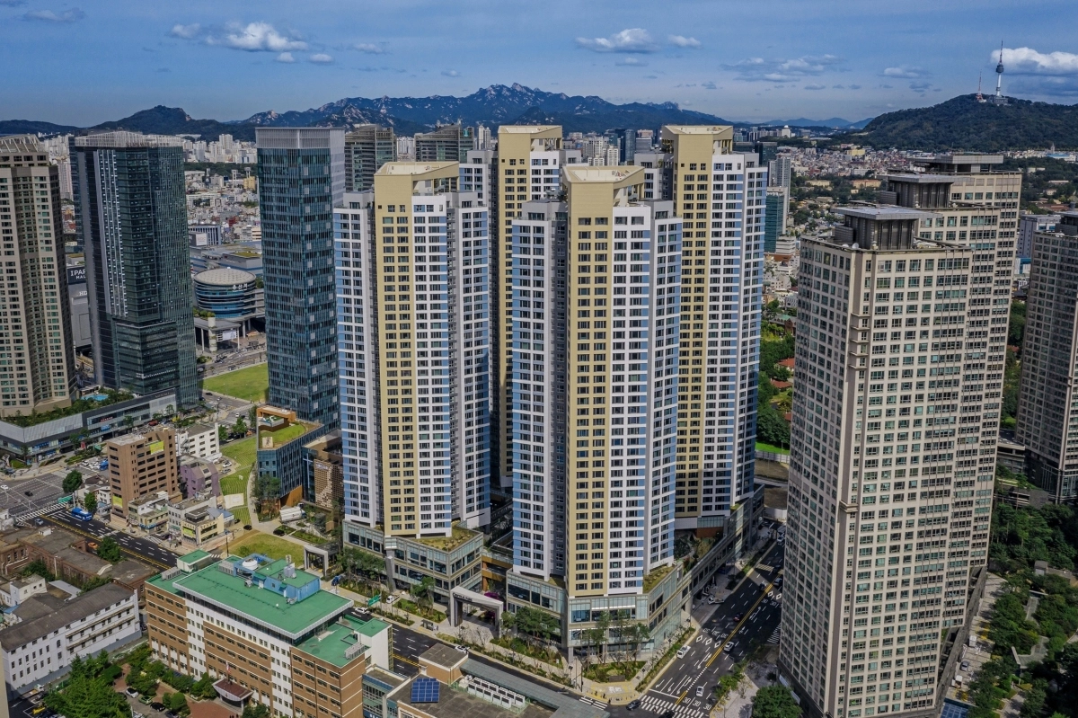 강남, 서초, 용산 일대 오래된 아파트들이 재건축·재개발을 앞두고 건설사업관리(PM)가 주목받고 있다. PM은 재건축·재개발 과정에서 발주자인 조합을 대신해 사업 초기부터 준공까지 전 과정을 관리하는 전문 서비스이다. 사진은 한미글로벌이 PM을 맡아 진행했거나 진행 중인 사업지들. 지난 2020년 용산 국제빌딩 주변 4구역이 재개발 이후 용산센트럴파크로 변신한 모습.  한미글로벌 제공