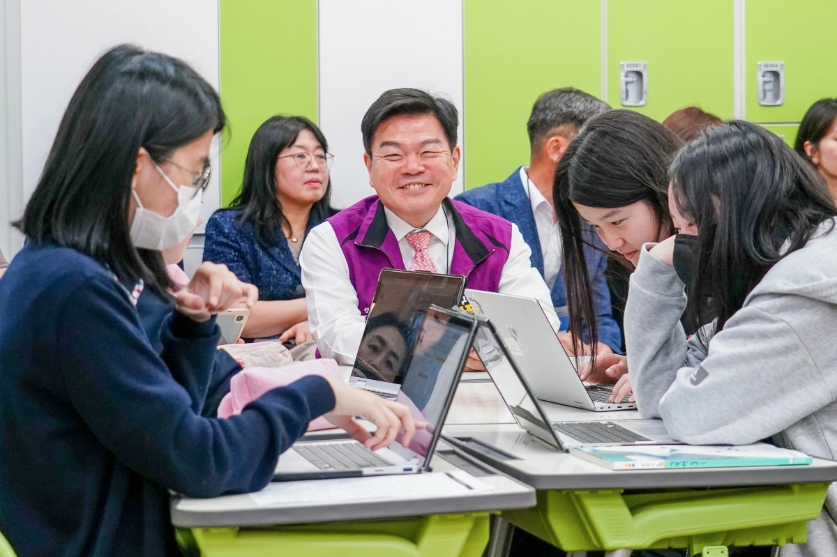 지난해 이 구청장은 휘경여중에서 국제 교육과정인 IB(국제바칼로레아) 시범 수업에 참관했다. 동대문구 제공