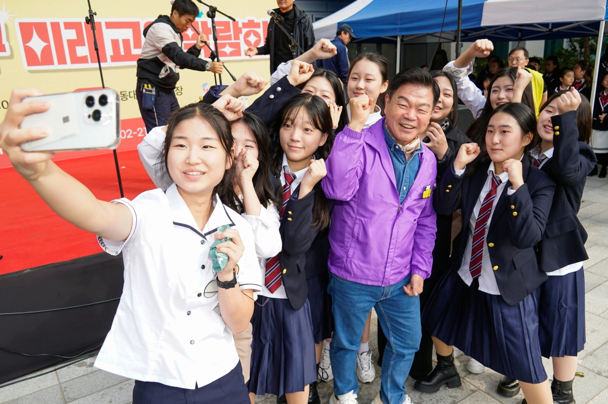 이필형 구청장은 ‘2025 동대문구 미래교육박람회’를 구청 광장에서 개최하는 등 공교육 역량 강화에 집중했다. 동대문구 제공