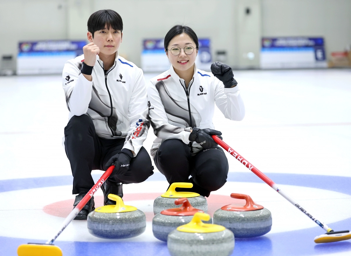 컬링 믹스더블에 출전하는 김선영-정영석 팀이 지난달 7일 충북 진천선수촌에서 훈련을 마친 뒤 파이팅을 외치고 있다. 진천 연합뉴스