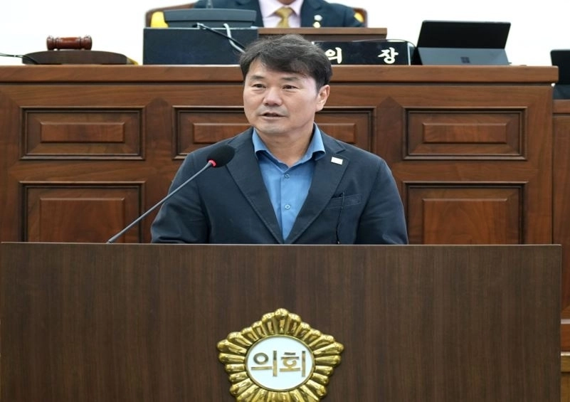 하남시의회 최훈종 도시건설위원장이 3일 열린 제345회 임시회 제1차 본회의에서 ‘위례신사선 예비타당성조사 통과 및 하남 연장 촉구 건의안’에 대한 제안 설명을 하고 있다. 최훈종 의원실 제공