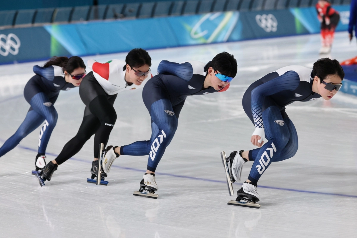 2026 밀라노-코르티나담페초 동계올림픽을 사흘 앞둔 3일(현지시간) 이탈리아 밀라노 스피드스케이팅 스타디움에서 헝가리로 귀화한 김민석이 우리나라 대표팀 선수들과 함께 훈련하고 있다. 오른쪽부터 조승민, 정재원, 김민석, 임리원. 2026.2.4 연합뉴스