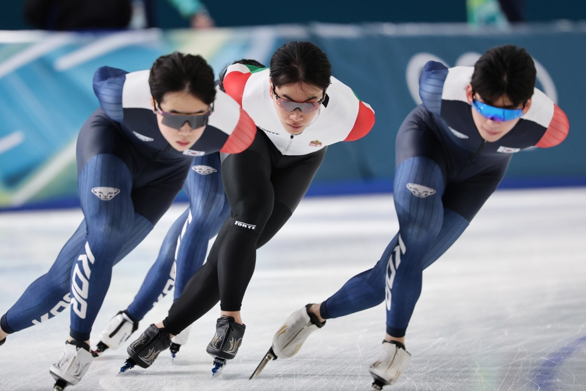 2026 밀라노-코르티나담페초 동계올림픽을 사흘 앞둔 3일(현지시간) 이탈리아 밀라노 스피드스케이팅 스타디움에서 헝가리로 귀화한 김민석이 우리나라 대표팀 선수들과 함께 훈련하고 있다. 2026.2.4 연합뉴스