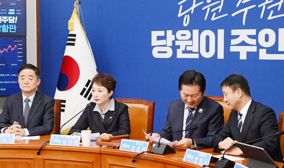 표정 굳은 최고위원… 웃음 짓는 당대표