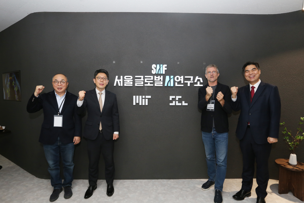 3일 서울 마포구 서울AI재단에서 ‘MIT 센서블시티 서울’(Senseable City Seoul) 현판식이 열렸다. 이날 행사에 참석한 정송(왼쪽부터) 카이스트 AI대학원 원장, 김병민 서울시 정무부시장, 카를로 라띠 미국 매사추세츠공과대학(MIT) 센서블 시티 랩 소장, 김만기 서울AI재단 이사장. 서울시 제공