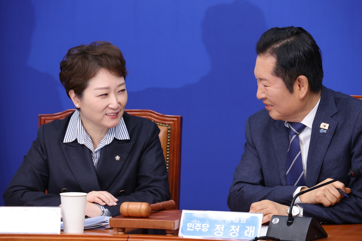 정청래 더불어민주당 대표와 이언주 더불어민주당 최고위원이 4일 국회에서 열린 최고위원회의에서 대화하고 있다. 연합뉴스