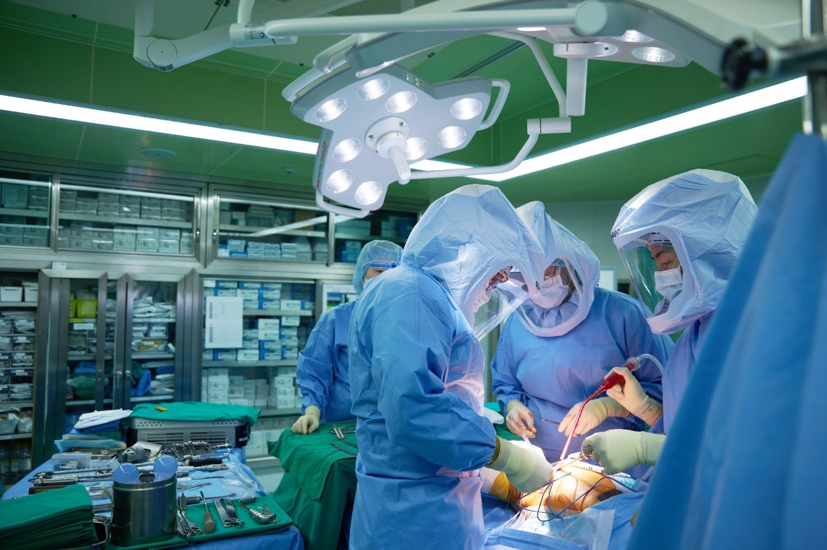 경희대가 오는 6일 JW 메리어트 호텔 서울에서 ‘매그놀리아 헬스 넥서스’를 개최한다. 사진은 수술하는 모습. 경희대 제공