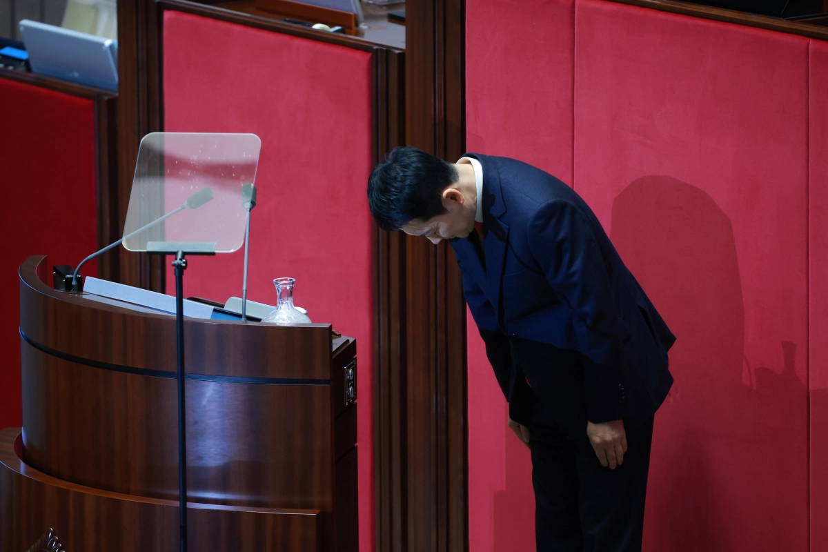 장동혁 국민의힘 대표가 4일 서울 여의도 국회에서 열린 본회의에서 교섭단체 대표연설을 하기 전 인사하고 있다. 뉴시스