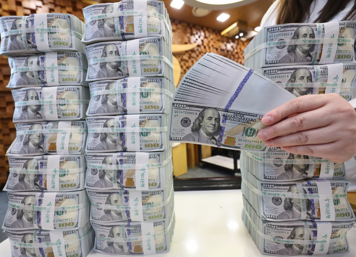 4일 서울 중구 하나은행 위변조대응센터에서 직원이 달러화를 정리하고 있다. 이날 한국은행에 따르면 1월 말 기준 우리나라 외환보유액은 4천259억1천만달러(약 614조원)로, 전월보다 21억5천만달러 줄었다. 지난해 12월 말(26억달러 감소)에 이어 두 달 연속 감소다. 2026.2.4. 연합뉴스