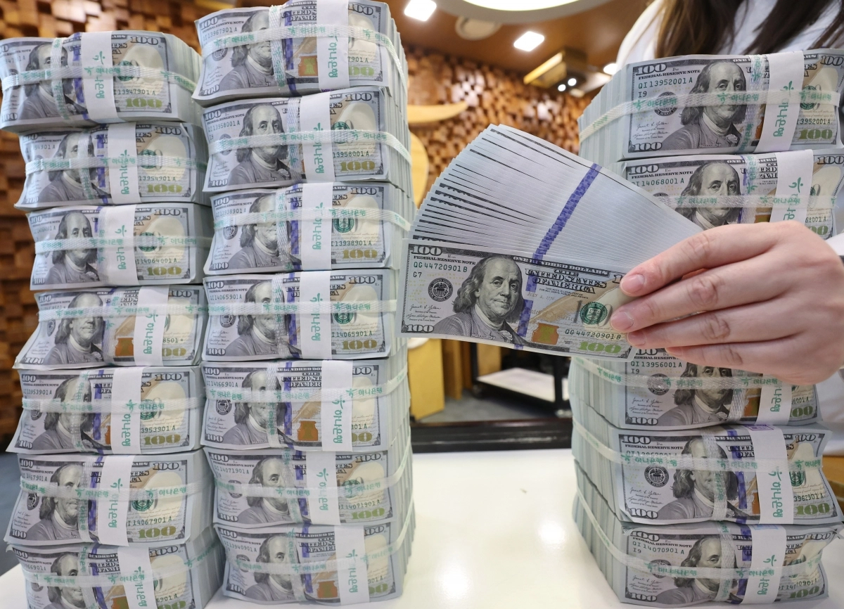 4일 서울 중구 하나은행 위변조대응센터에서 직원이 달러화를 정리하고 있다. 이날 한국은행에 따르면 1월 말 기준 우리나라 외환보유액은 4천259억1천만달러(약 614조원)로, 전월보다 21억5천만달러 줄었다. 지난해 12월 말(26억달러 감소)에 이어 두 달 연속 감소다. 2026.2.4. 연합뉴스