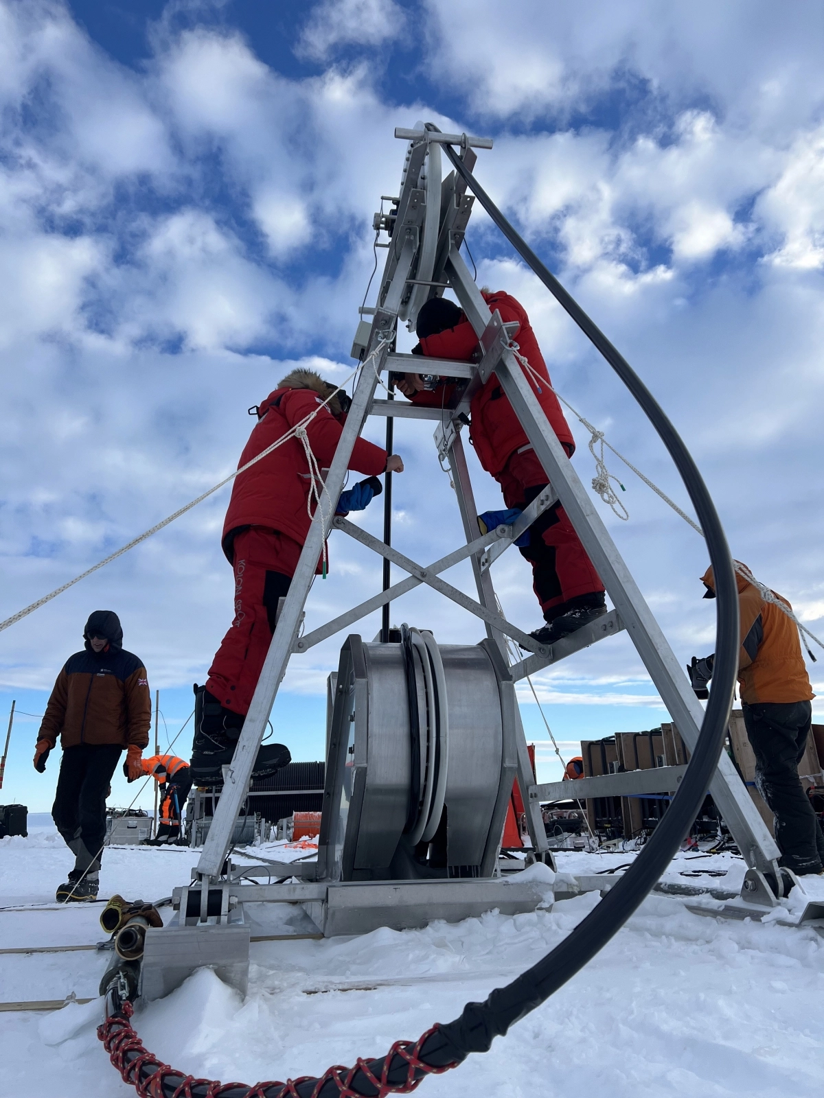 한·영 국제 공동 연구팀이 남극 스웨이츠 빙하에서 시추공을 뚫고 있다. 해양수산부