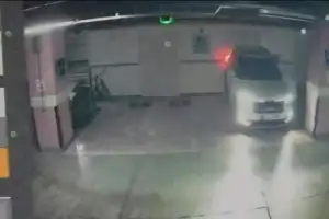 thumbnail - “후진기어 상태로 내리지 마세요”…차·벽에 낀 20대女 사망(종합)