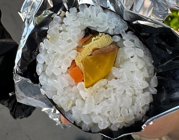 탐라문화제에서 부실 김밥을 4000원에 판매해 논란이 있었다. 보배드림 캡처