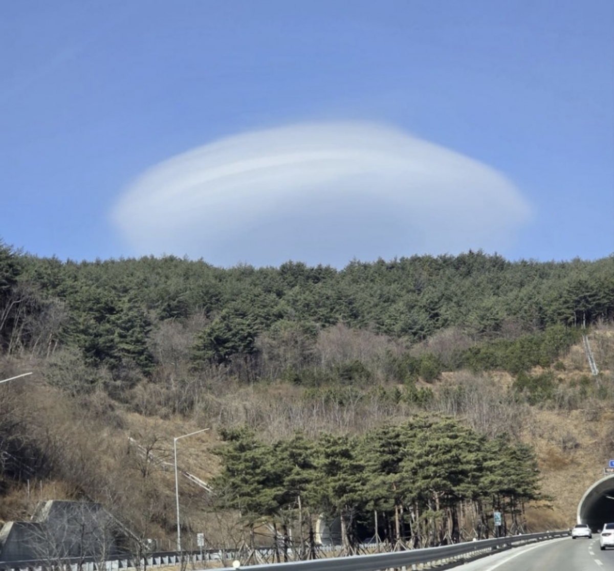속초 하늘에서 포착된 ‘렌즈구름’ 연합뉴스 독자 제공.