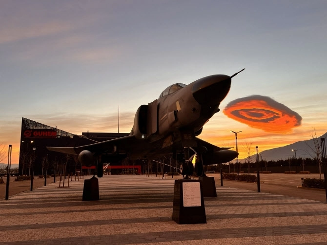 제주시 중산간 하늘에 나타난 렌즈 구름. 연합뉴스
