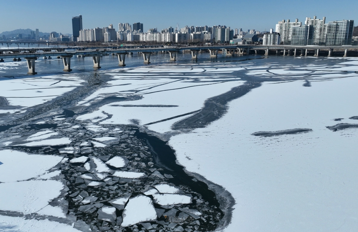 전국 대부분 지역 아침 기온이 영하 10도 안팎으로 떨어지며 한파가 이어진 25일 서울 한강 광나루한강공원 선착장 인근 강물이 얼어있다. 2026.1.25 홍윤기 기자