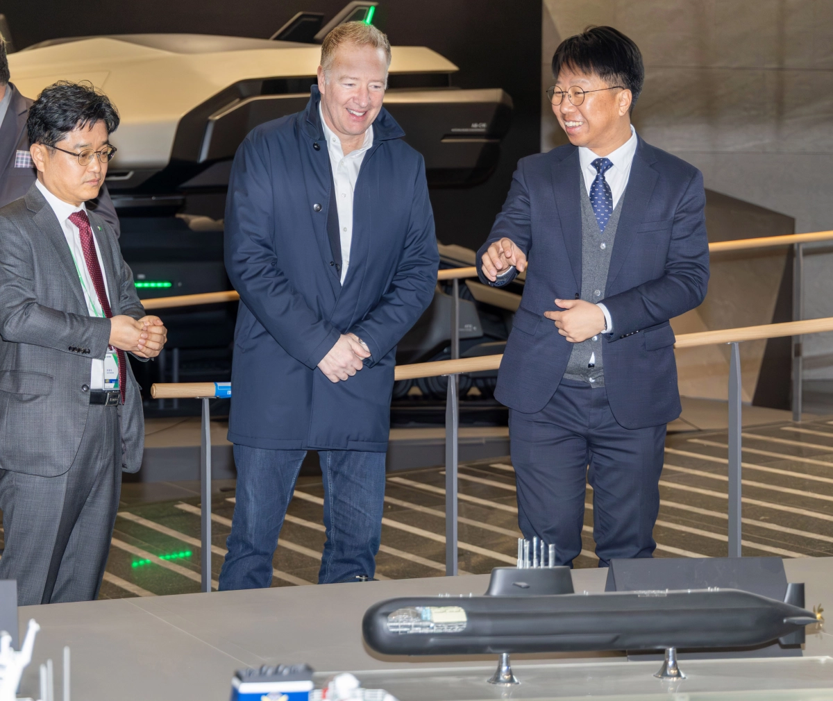 스티븐 퓨어  캐나다 국방조달장관 일행이 HD현대 관계자들로부터 잠수함 모형에 대한 설명을 듣고 있다.  HD현대 제공