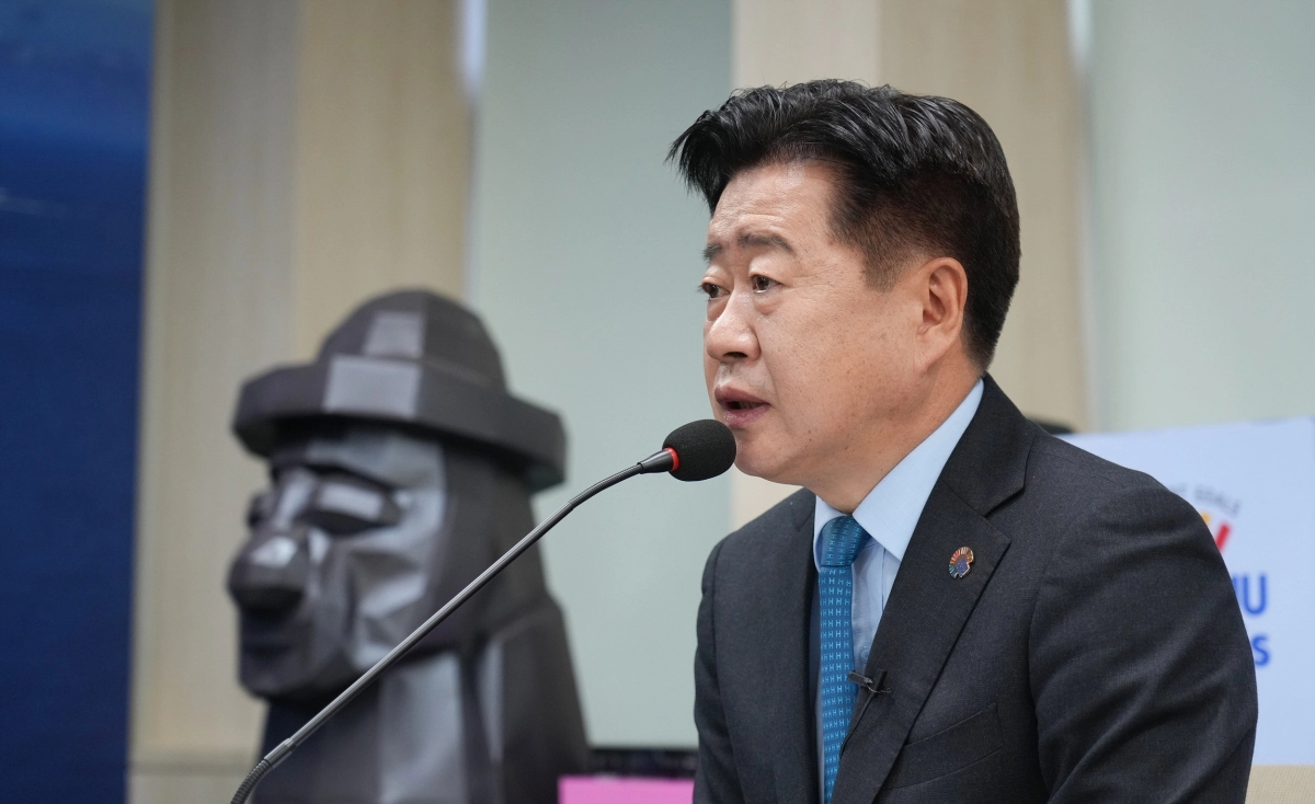 오영훈 제주도지사가 4일 도청 소통회의실에서 열린 출입기자단 간담회에서 선거를 앞두고 입장을 밝히고 있다. 제주도 제공