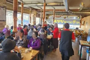 (주)진황제, 지역 어르신 초청 나눔 행사 진행… 흑장탕 전달하며 사회공헌 실천