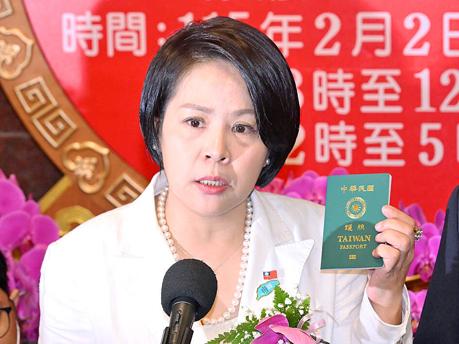 중국 국적의 대만 비례대표 국회의원 리전슈가 자신의 대만 여권을 들어 보이고 있다.  타이베이타임스 캡처